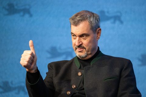 Markus Söder hebt den Daumen