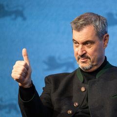 Markus Söder hebt den Daumen