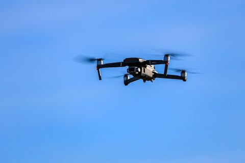 Drohnen über militärischen Einrichtungen und über Chemie- oder Energieunternehmen sind kein Zufall, sagt der Grünen-Innenexperte