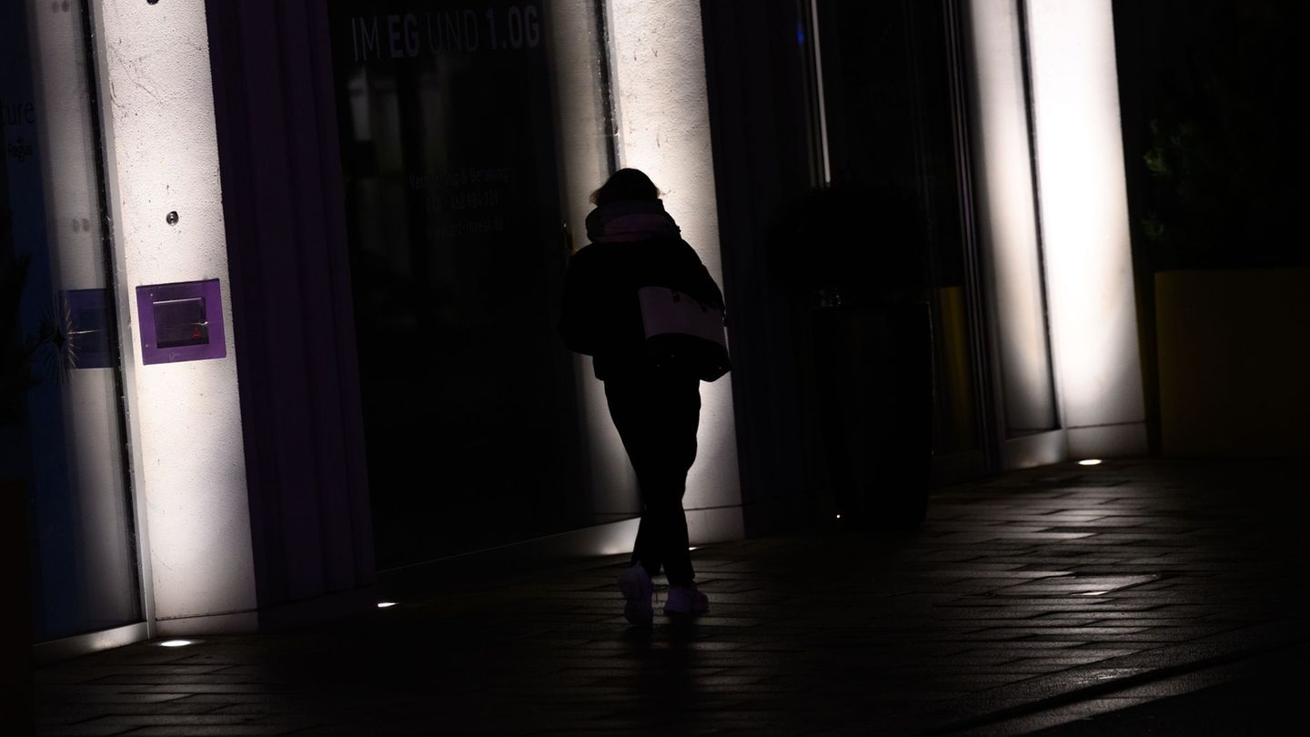 Frauen haben in dunklen Ecken vor allem Angst vor Männern. (Symbolbild) Foto: Jonas Walzberg/dpa