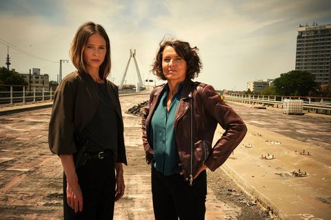 Die Ludwigshafener Kommissarinnen Johanna Stern (Lisa Bitter, links) und Lena Odenthal (Ulrike Folkerts) in einer Szene aus dem
