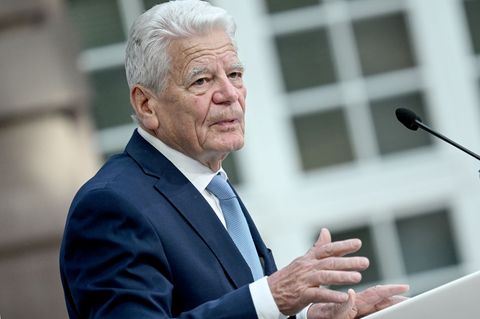 Alt-Bundespräsident Joachim Gauck fordert mehr Entschlossenheit beim Schutz der Menschenwürde. (Archivfoto) Foto: Britta Pederse