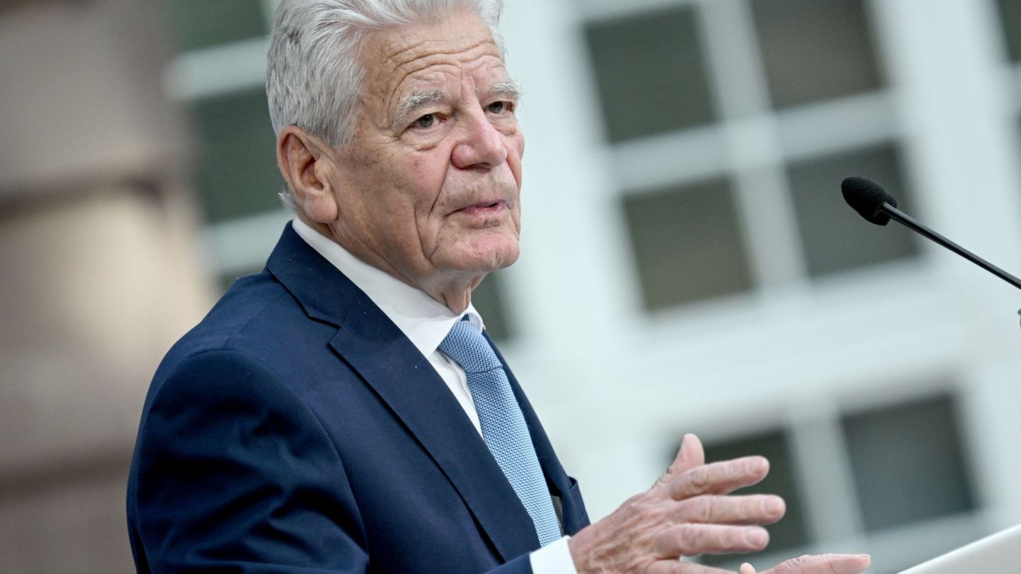 Alt-Bundespräsident Joachim Gauck fordert mehr Entschlossenheit beim Schutz der Menschenwürde. (Archivfoto) Foto: Britta Pederse