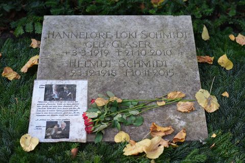 Schmidt sei der beste Kanzler aller Zeiten gewesen, heißt es auf einem auf dem Grabstein abgelegten Schreiben. Foto: Marcus Bran