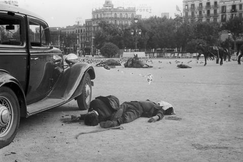 Madrid wird während des Spanischen Bürgerkriegs (1936-1939) unablässig bombardiert. Tote liegen auf den Straßen.
