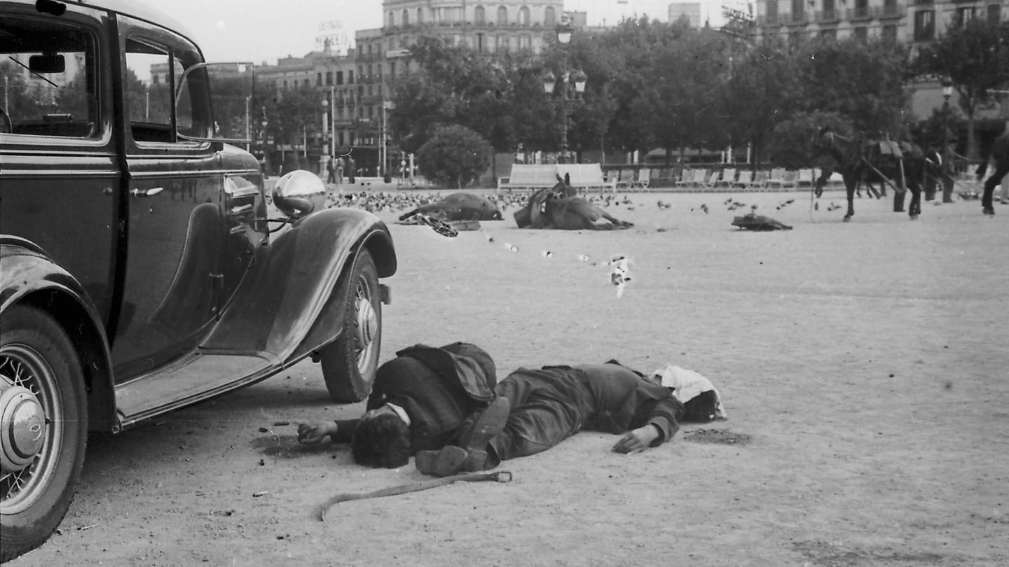 Madrid wird während des Spanischen Bürgerkriegs (1936-1939) unablässig bombardiert. Tote liegen auf den Straßen.