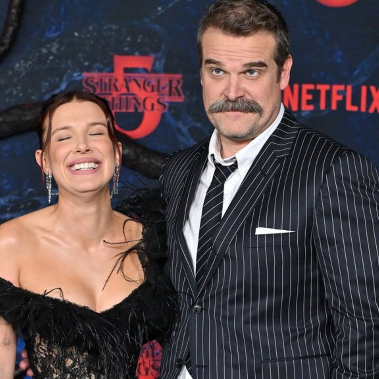 Nach dem innigen Auftritt hat Millie Bobby Brown den Mobbing-Gerüchten um David Harbour nun auch direkt den Wind aus den Segel