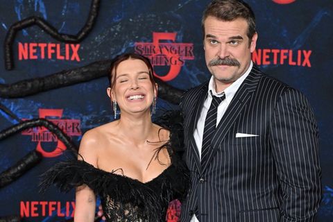 Nach dem innigen Auftritt hat Millie Bobby Brown den Mobbing-Gerüchten um David Harbour nun auch direkt den Wind aus den Segel