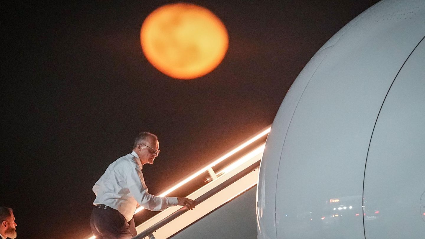 Belém, Brasilien. Kanzler Merz steigt nach seinem Besuch der Weltklimakonferenz die Gangway für den Rückflug nach Berlin hinauf