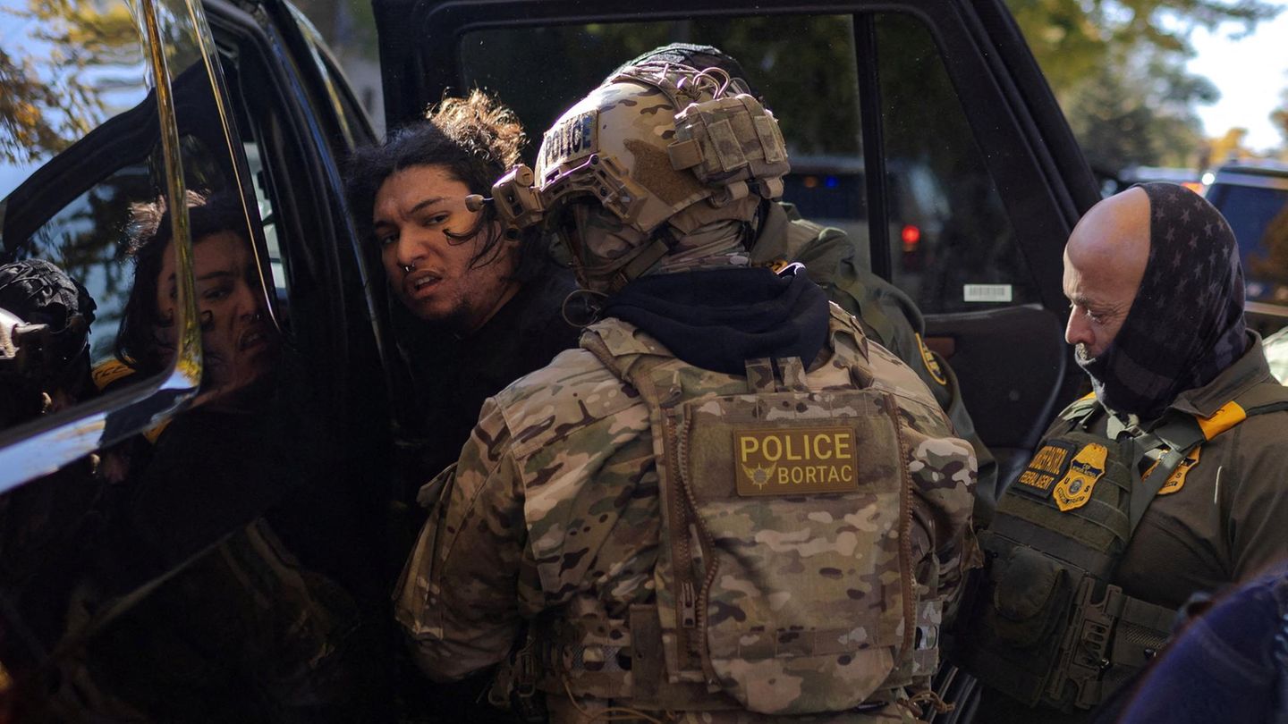 Illinois, USA. US-Einsatzkräfte nehmen einen Mann während einer Razzia gegen illegale Einwanderung fest. Die Einsätze erfolgen auf Anordnung der Regierung. Das Vorgehen der Behörden ist hochumstritten