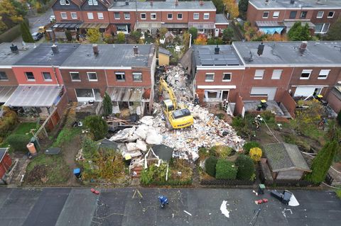 Ein Bagger trägt die Trümmer des explodierten Reihenhauses in Wolfenbüttel ab