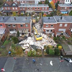 Ein Bagger trägt die Trümmer des explodierten Reihenhauses in Wolfenbüttel ab