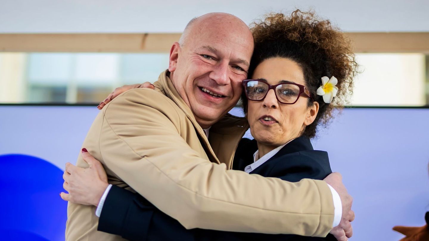 Bürgermeister Kai Wegner begrüßte die iranische Aktivistin Masih Alinedschad. Foto: Christoph Soeder/dpa