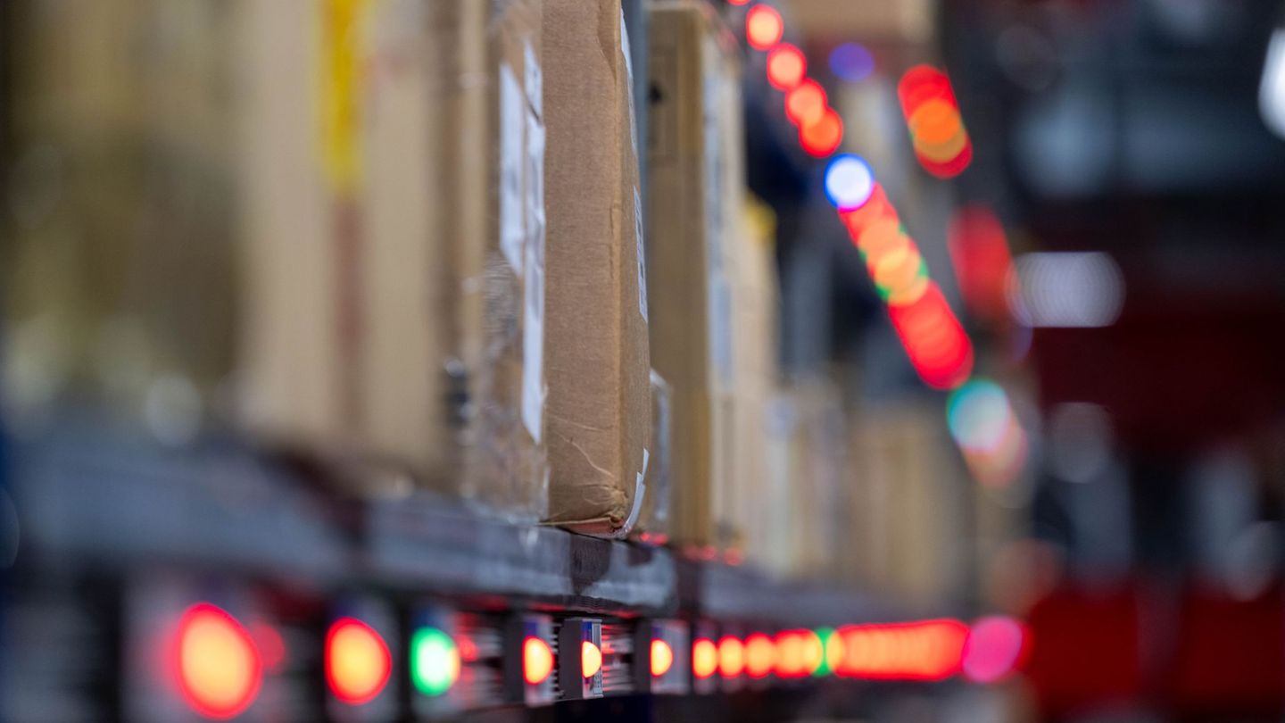 Der deutsche Zoll untersucht Pakete an Flughäfen stichprobenartig. Foto: Hendrik Schmidt/dpa