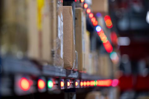 Der deutsche Zoll untersucht Pakete an Flughäfen stichprobenartig. Foto: Hendrik Schmidt/dpa