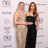 Die englische Fußball-Nationalspielerin Chloe Kelly (links) sorgt sonst auf dem Fußball-Rasen für besondere Momente. Beim "Women Of The Year"-Award der Zeitschrift Harper's Bazaar glänzte sie neben Sängerin Melanie C in einem ziemlich transparenten Glitzerkleid. Kelly gewann mit England in diesem Jahr erneut den Europameistertitel, wobei sie den finalen Elfmeter versenkte, und mit ihrem Klub Arsenal London die Champions League. Auf der Veranstaltung von Harper's Bazaar erhielt sie die Auszeichnung als "Best Sportswoman".