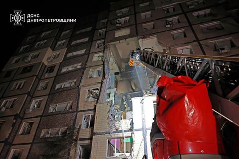 Bei dem Drohneneinschlag in einem mehrstöckigen Wohnhaus in Dnipro gab es Tote und Verletzte. Foto: Uncredited/Ukrainian Emergen