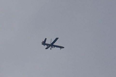 Zwei Menschen werden bei israelischen Luftschlägen im Libanon getötet. Mehrere werden verletzt. Foto: Hussein Malla/AP/dpa