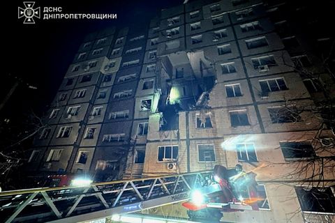 Ein beschädigtes Wohngebäude in Dnipro