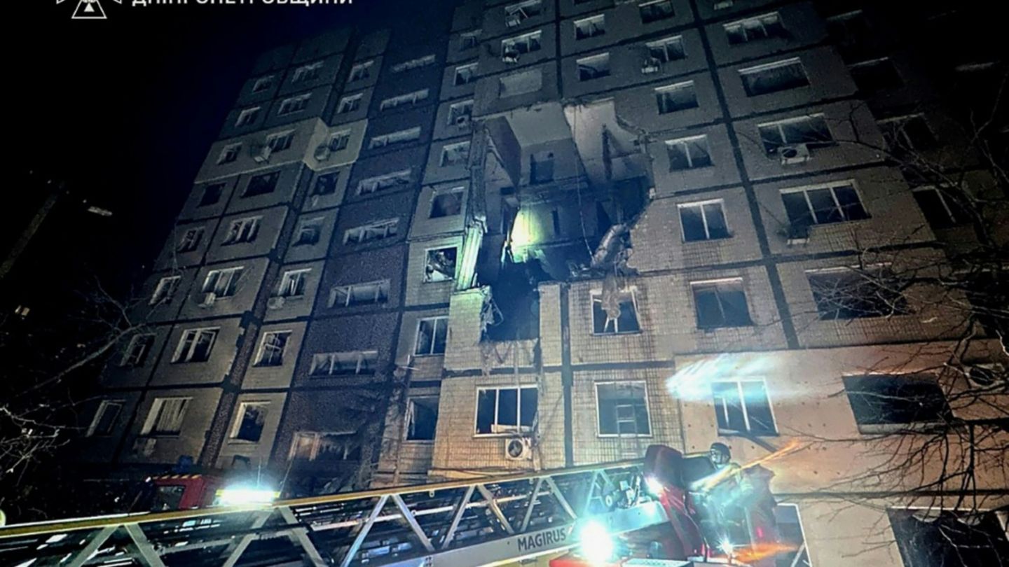 Ein beschädigtes Wohngebäude in Dnipro