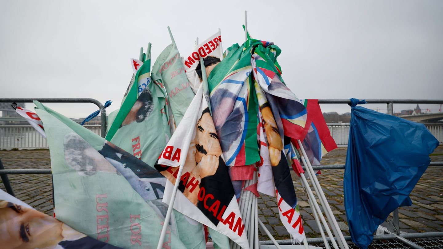 Großkundgebung in Köln: Tausende demonstrieren für Freilassung von PKK-Chef Öcalan