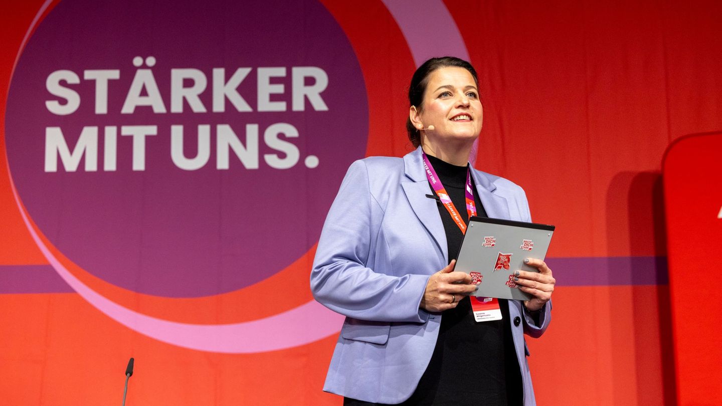 Die DGB-Bezirksvorsitzende Susanne Wingertszahn ist wiedergewählt worden. Foto: Helmut Fricke/dpa