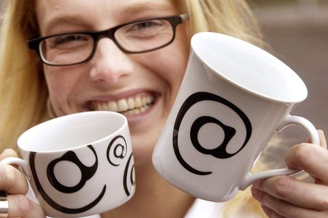 Seit 116 Jahren stellt Könitz Porzellan Tassen, Becher und Schüsseln her. Nun hat die Thüringer Traditionsfirma Insolvenz angemeldet. Grund ist ein Rechtsstreit mit einem französischen Geschäftspartner, dem Könitz einen Schadensersatz in sechsstelliger Summe zahlen soll, wie der MDR berichtet. Der Geschäftsbetrieb mit rund 100 Mitarbeitern läuft vorerst weiter, die Porzellanfirma hofft, das Urteil in zweiter Instanz noch abwenden zu können. Könitz stellt bis zu 300.000 Tassen im Monat her und beliefert unter anderem Souvenirshops weltbekannter Museen wie Louvre und MoMa