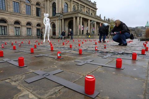 Mitten in Hannover protestieren Menschen gegen die Wahl von Anne Spiegel zur Sozialdezernentin der Region Hannover. Foto: Stefan