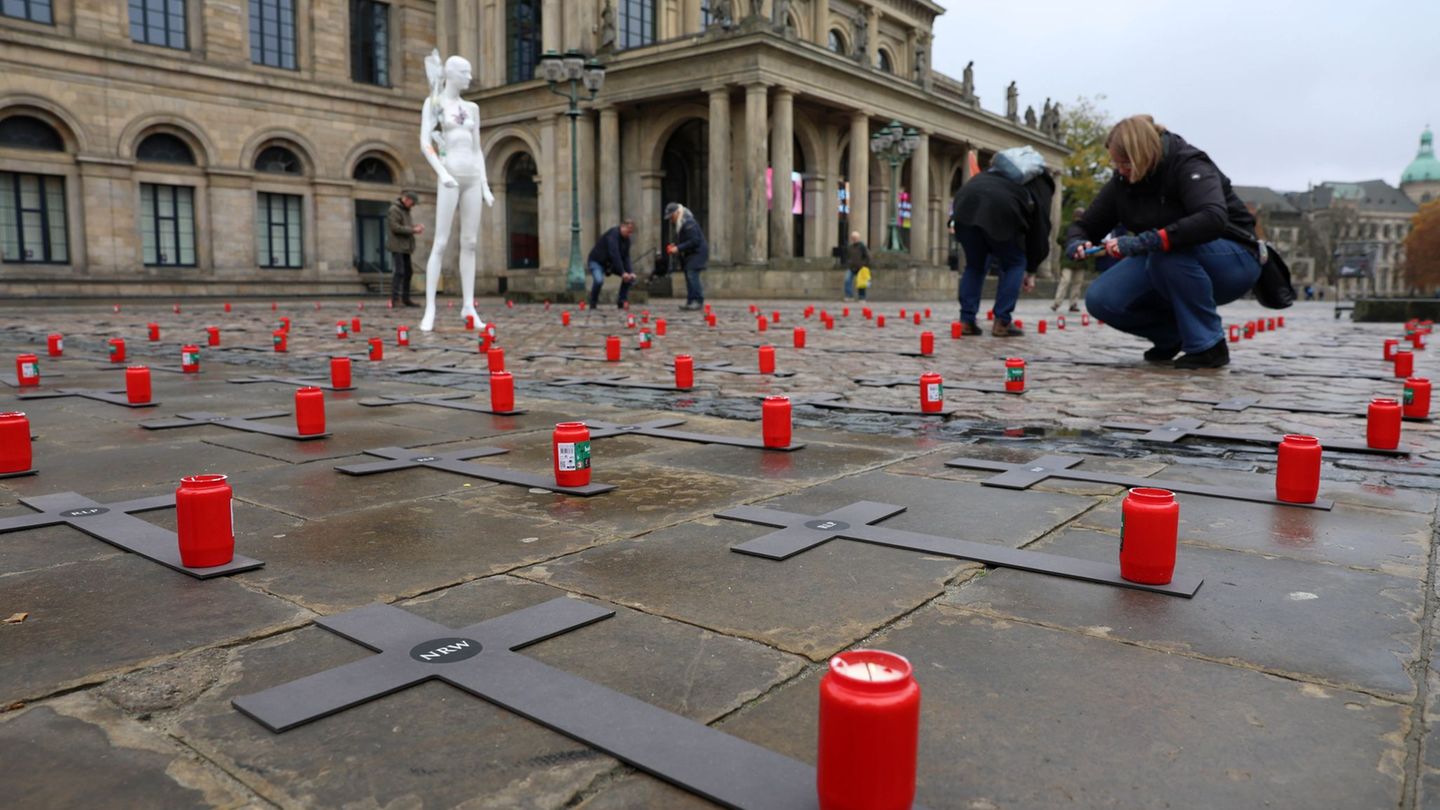 Mitten in Hannover protestieren Menschen gegen die Wahl von Anne Spiegel zur Sozialdezernentin der Region Hannover. Foto: Stefan