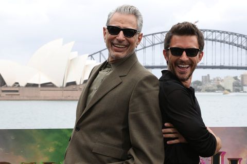 Jeff Goldblum und Jonathan Bailey können sich gut füreinander freuen.