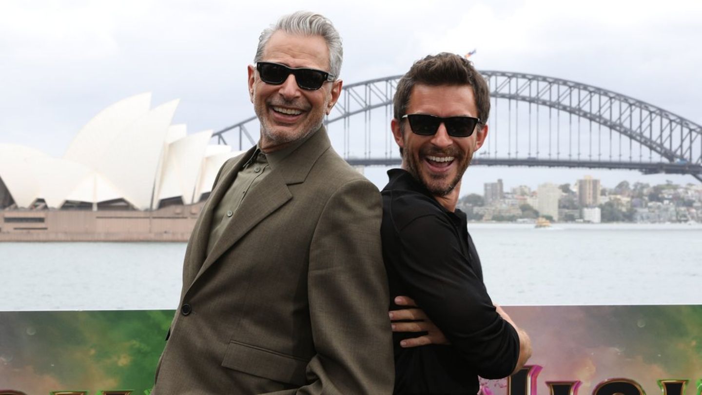 Jeff Goldblum und Jonathan Bailey können sich gut füreinander freuen.