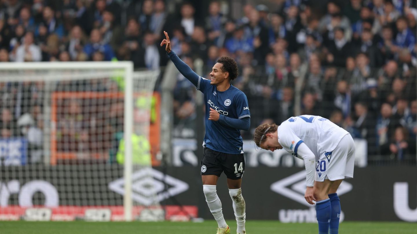 War vom KSC nicht zu stoppen: Monju Momuluh Foto: Friso Gentsch/dpa