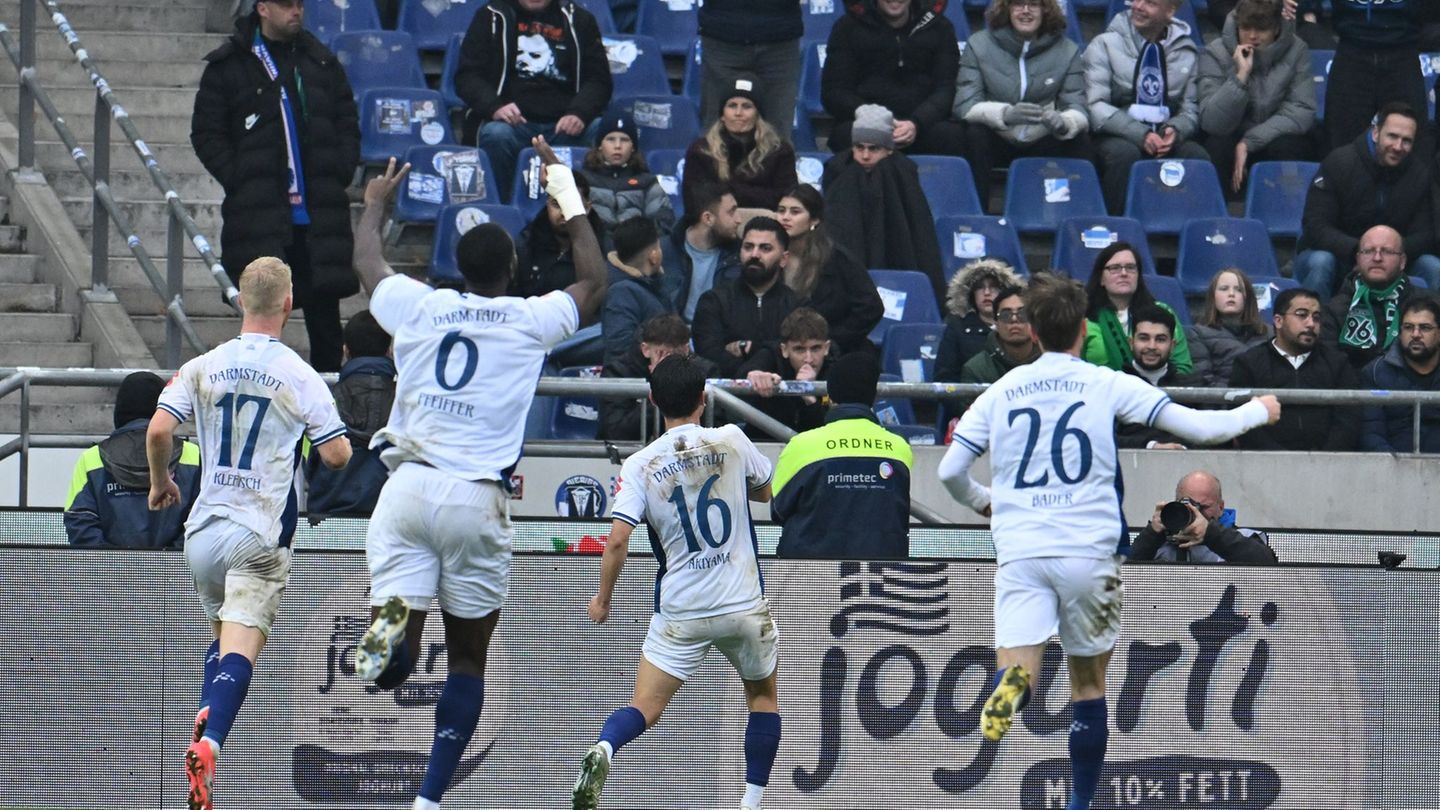 Großer Jubel bei Darmstadt 98 nach dem Siegtreffer von Hiroki Akiyama (M) in Hannover. Foto: Swen Pförtner/dpa