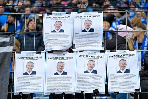 Hoffenheimer Fans protestieren gegen den einflussreichen Spielerberater Roger Wittmann Foto: Uwe Anspach/dpa