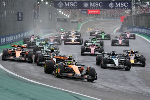 Auf dem Weg zum Start-Ziel-Sieg: Lando Norris (vorn) baute im Sprint seine WM-Führung aus. Foto: Andre Penner/AP/dpa