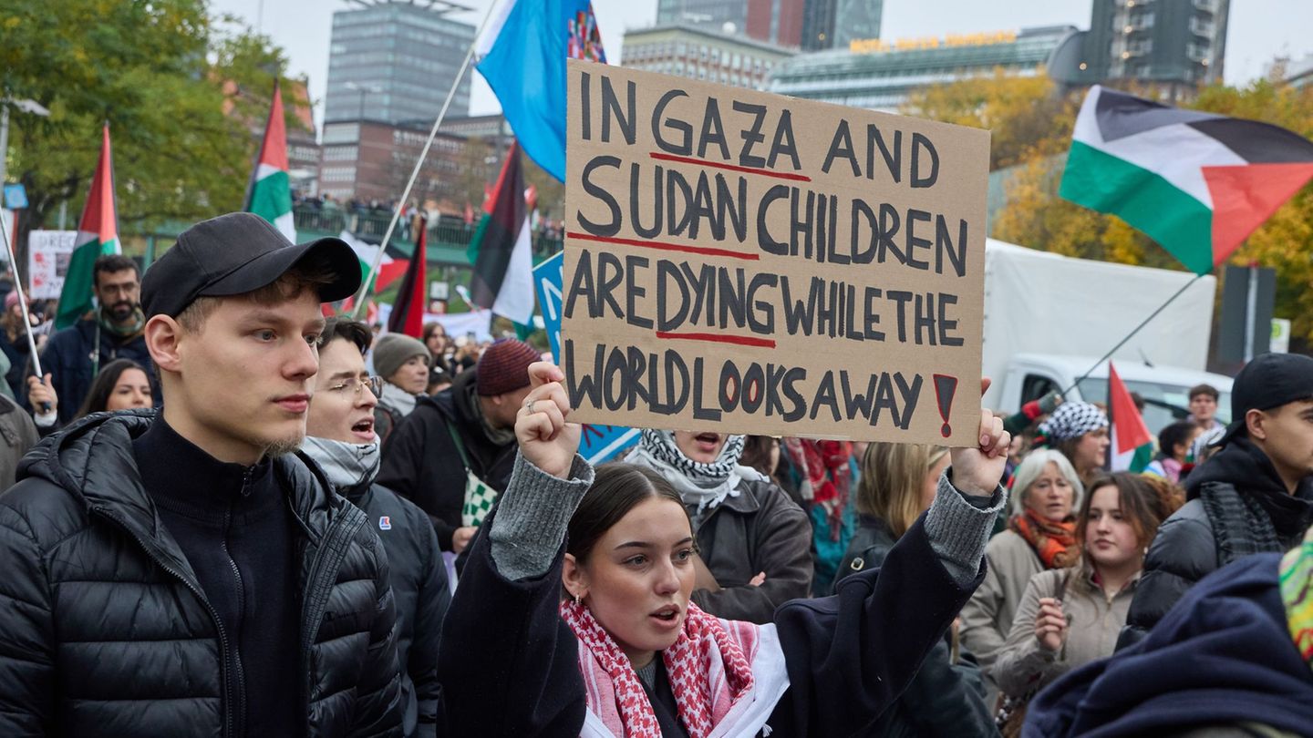 Der Veranstalter der Demonstration hatte bis zu 20.000 Teilnehmerinnen und Teilnehmer angemeldet. Tatsächlich kamen aber deutlic