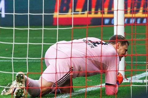 Damit hatte auch Manuel Neuer zunächst nicht gerechnet. Foto: Andreas Gora/dpa