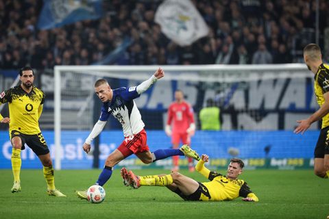 Hamburgs Miro Muheim gewinnt den Zweikampf gegen den Dortmunder Pascal Groß. Foto: Christian Charisius/dpa