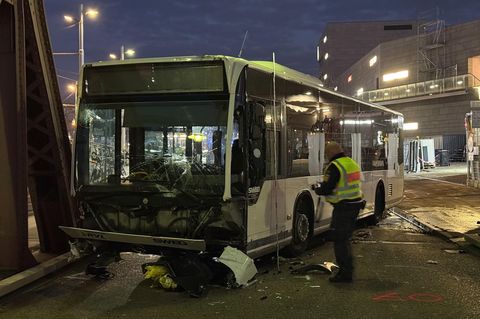 Linienbus nach schwerem Unfall an Brückenpfeiler in Weil am Rhein