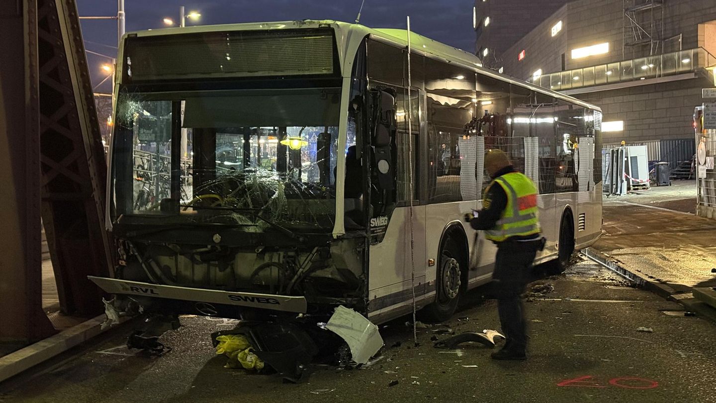 Linienbus nach schwerem Unfall an Brückenpfeiler in Weil am Rhein