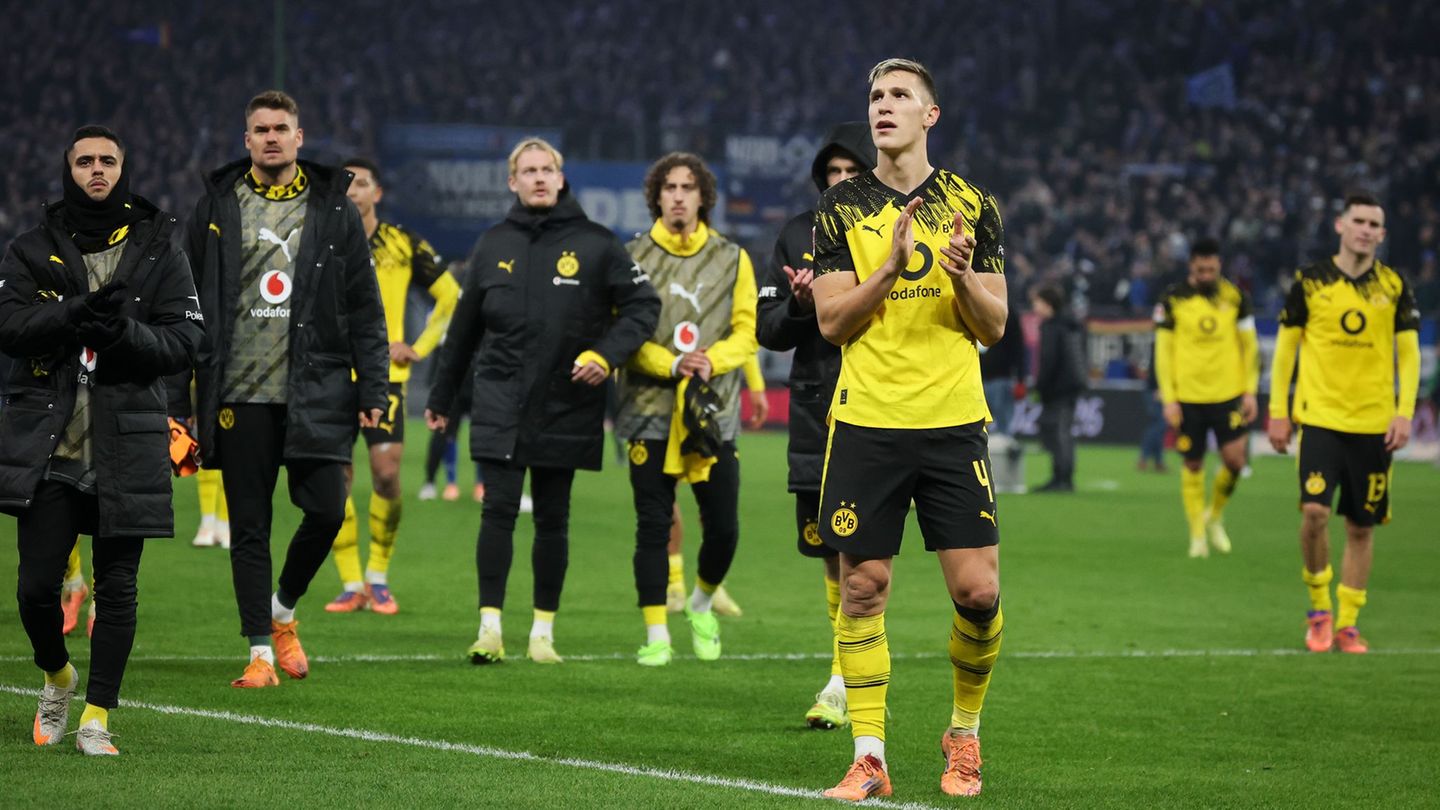 Erlebte im Spiel beim HSV einen Schreckmoment: BVB-Nationalspieler Nico Schlotterbeck (vorne, r). Foto: Christian Charisius/dpa