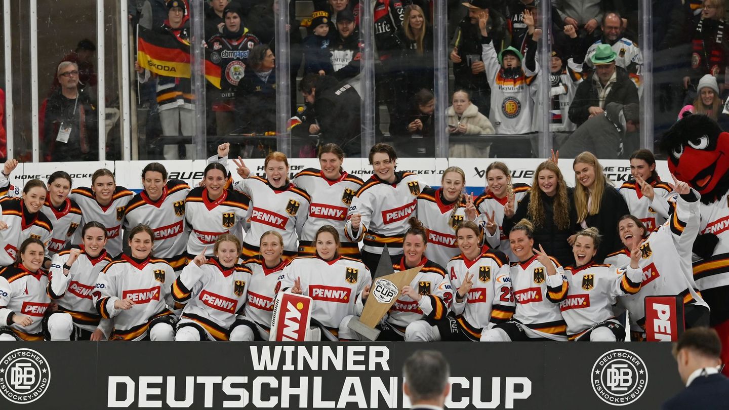 Das Frauen-Nationalteam feiert erneut den Sieg beim Deutschland Cup Foto: Markus Lenhardt/dpa