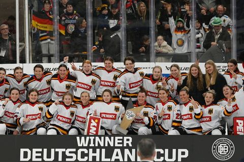 Das Frauen-Nationalteam feiert erneut den Sieg beim Deutschland Cup Foto: Markus Lenhardt/dpa