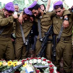Israelische Soldaten trauern um ihren Kameraden Hadar Goldins im August 2014