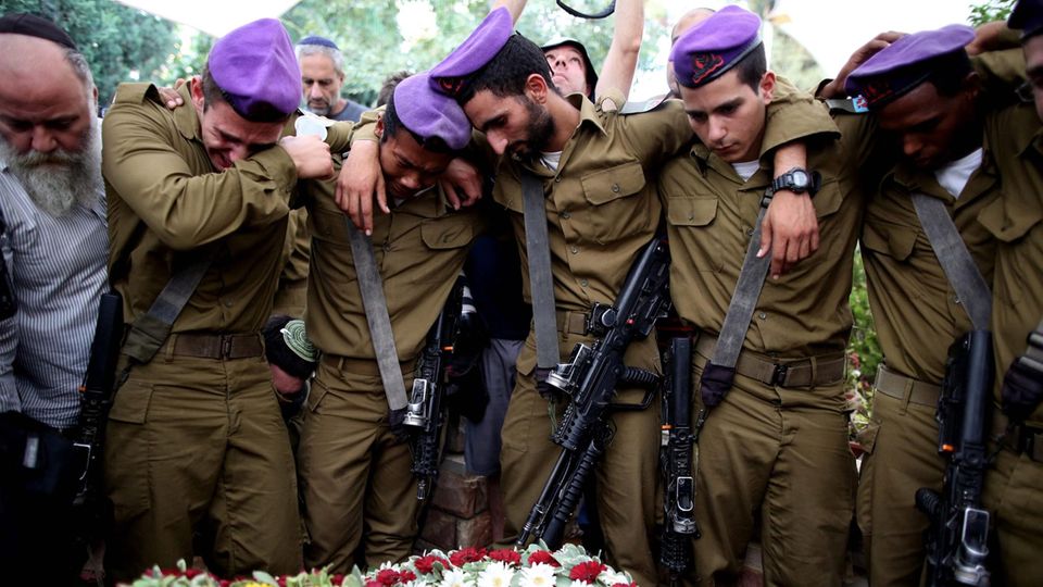 Israelische Soldaten trauern um ihren Kameraden Hadar Goldins im August 2014