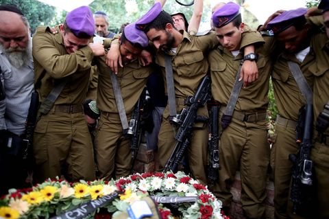 Israelische Soldaten trauern um ihren Kameraden Hadar Goldins im August 2014