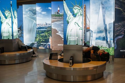 An vielen Flughäfen in den USA müssen Reisende sich auf lange Wartezeiten einstellen - so wie hier am LaGuardia International Ai