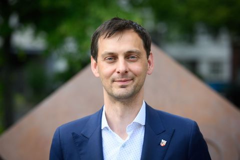 Der Bezirksbürgermeister von Berlin-Neukölln, Martin Hikel, ist seit 2018 im Amt. (Archivbild) Foto: Bernd von Jutrczenka/dpa