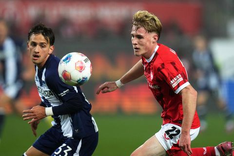 Kaiserslauterns Mika Haas (r) und Herthas Michal Karbownik im Zweikampf. Foto: Thomas Frey/dpa