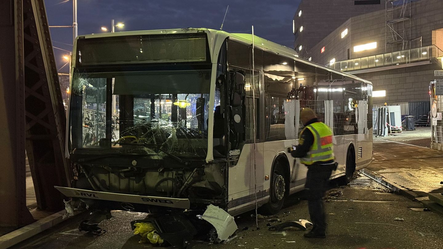 Eine Fußgängerin überlebte den Unfall nicht, mindestens zwei wurden verletzt. Foto: Philipp von Ditfurth/dpa